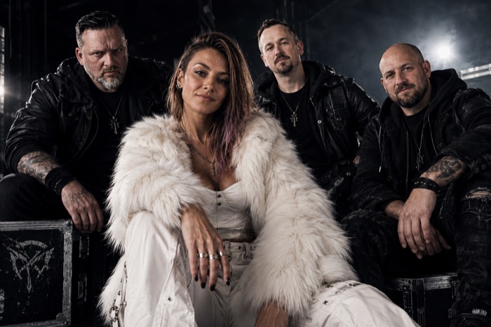 Die Band sitzend auf Flightcases