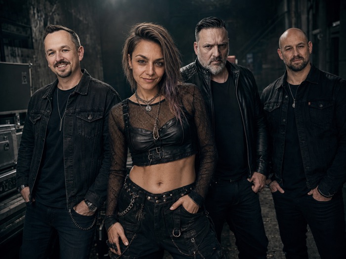 Die Band nebeneinander in einer dunklen Halle