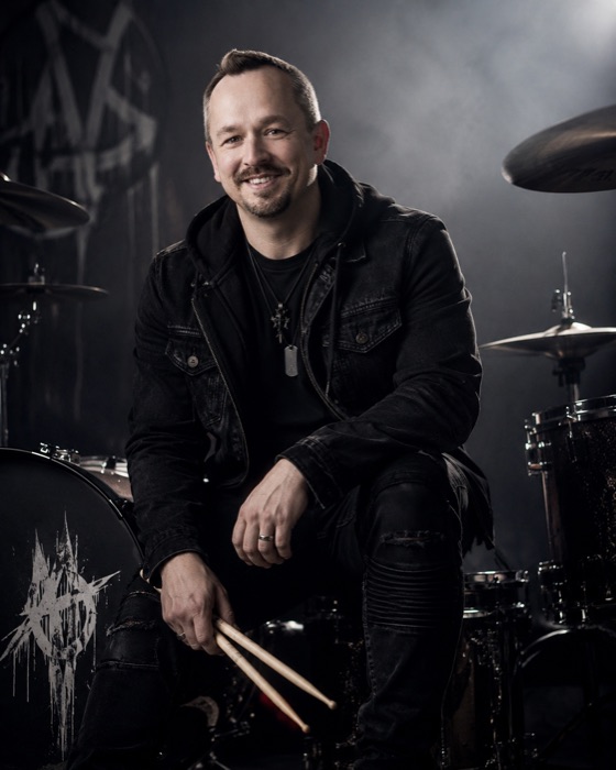 Markus mit Sticks hinter dem Schlagzeug